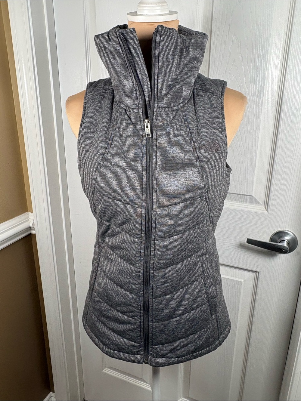 THE NORTH FACE Womens Gray
Pseudio Full Zip Quilted Gilet Puffer
Vest Size Small - Picture 2 of 10